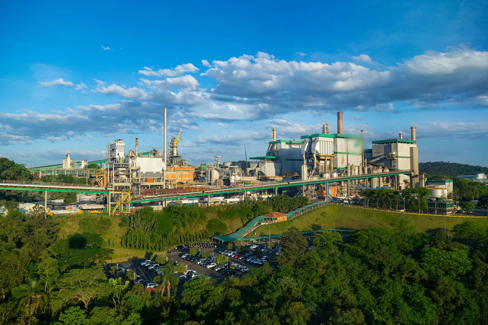 Vista aérea de una planta industrial con chimeneas y líneas de proceso